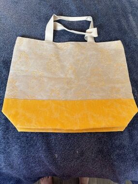 NWOT Canvas Pineapple Tote Bag in Yellow and Cream